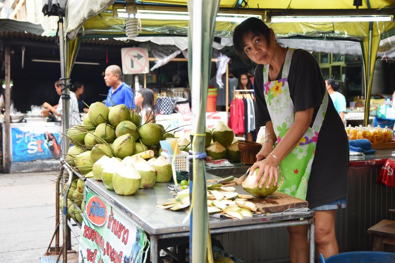 Yellow Mango Hostel Bangkok Bagian luar foto
